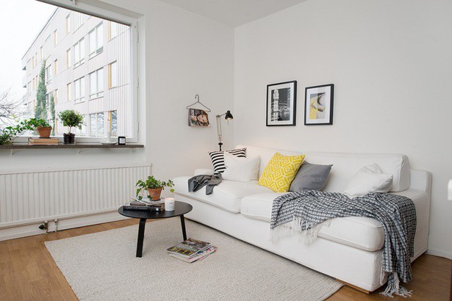 Góc tiếp khách được thiết kế đơn giản với chiếc ghế sofa dài kê sát tường, bên cạnh là bàn cafe nhỏ có thể dễ dàng cất gọn khi không sử dụng.